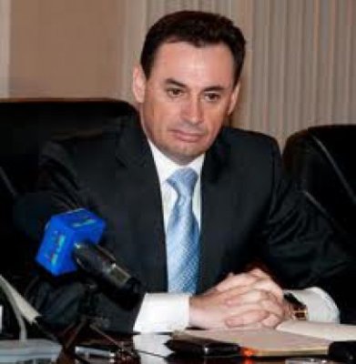 Falcă a întârziat la întâlnirea cu membrii PDL Bihor întrucât şoferul său a încuiat cheia în maşină